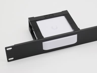 Direktronik 1U svart 19-tommers panel med brakett for Ubiquiti UniFi Express 