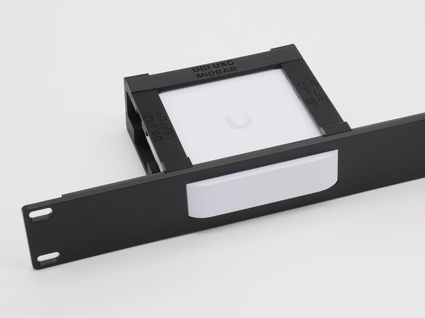 Direktronik 1U svart 19-tommers panel med brakett for Ubiquiti UniFi Express