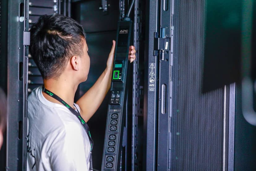 APC EPDU1232M strømdistribusjonsenhet (PDU) 32 AC-utganger 0U Sort
