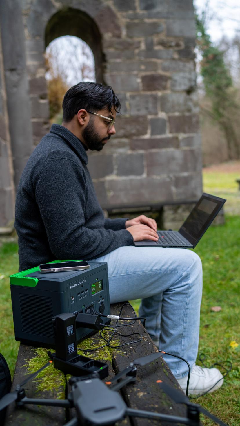APC SE OffGrid Portable Power Station 730 - Li-Ion-batteri, LCD, 2 x stikkontakt, 3 x USB-A, 2 x USB-C, 3 x 12V, trådløs lader