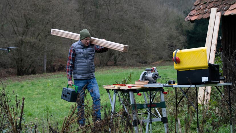 APC SE OffGrid Kannettava Voimalaitos 500 - Li-Ion-akku, LCD-näyttö, 2x pistorasia, 3x USB-A, 2x USB-C, 3x 12V, langaton laturi