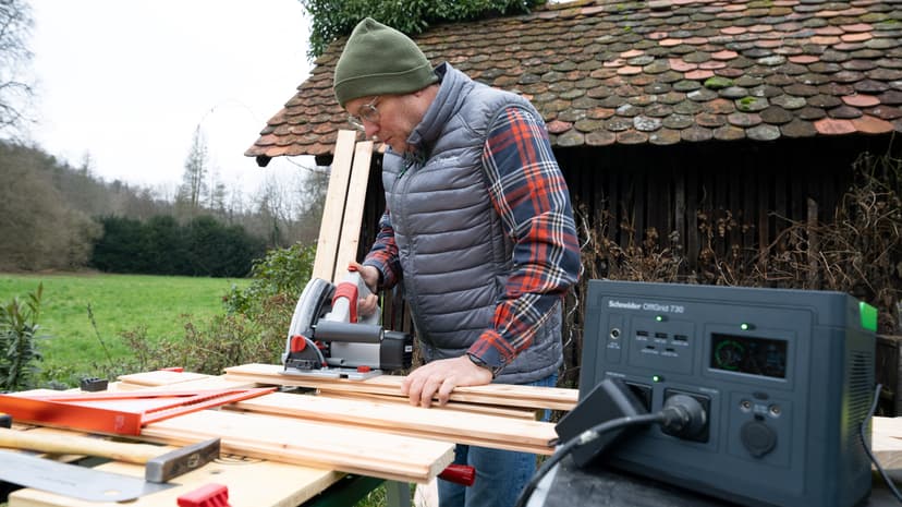 APC SE OffGrid Kannettava Voimalaitos 330 - Li-Ion akku, LCD-näyttö, 2x pistorasia, 3x USB-A, 1x USB-C, 1x 12V, langaton laturi