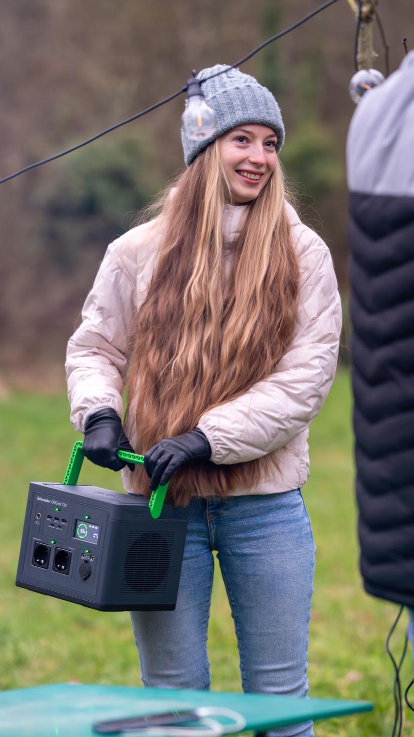 APC SE OffGrid Portable Power Station 500 - Li-Ion-batteri, LCD-skjerm, 2x stikkontakter, 3x USB-A, 2x USB-C, 3x 12V-utganger, trådløs lader