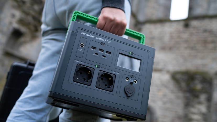 APC SE OffGrid Portable Power Station 330 - Li-Ion-batteri, LCD, 2x stikkontakt, 3x USB-A, 1x USB-C, 1x 12V, trådløs lader