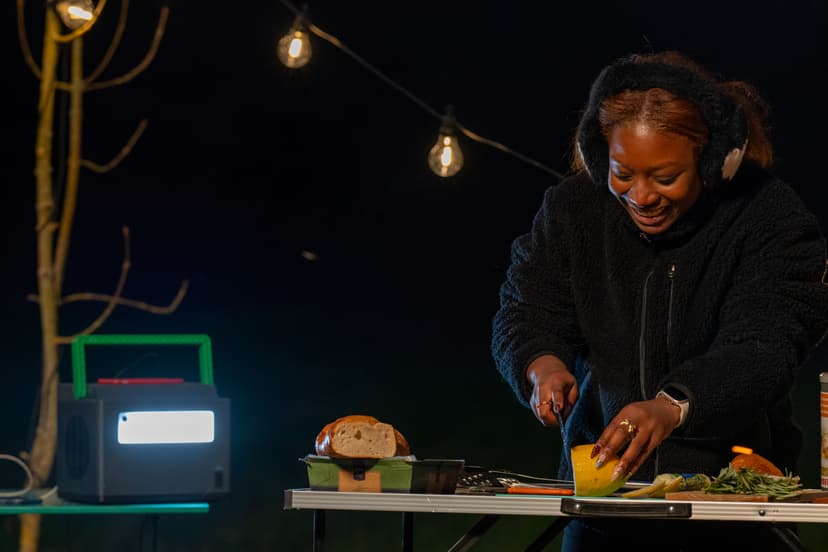 APC SE OffGrid Kannettava Voimalaitos 500 - Li-Ion-akku, LCD-näyttö, 2x pistorasia, 3x USB-A, 2x USB-C, 3x 12V, langaton laturi