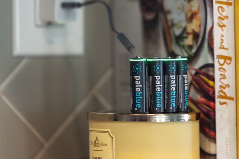 PALE BLUE Uppladdningsbart Batteri AAA 4-Pack USB-C