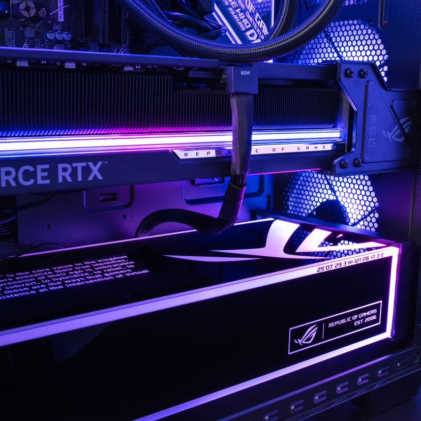 ASUS ROG G700 AMD Ryzen 7 32GB 2000GB RTX 5090