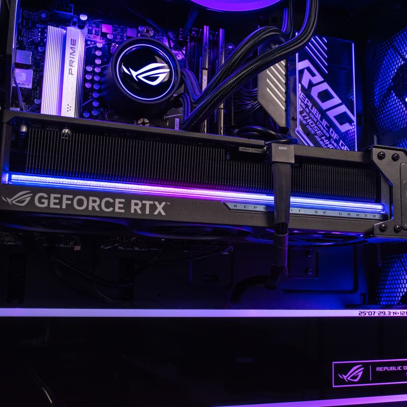 ASUS ROG G700 AMD Ryzen 7 32GB 2000GB RTX 5090