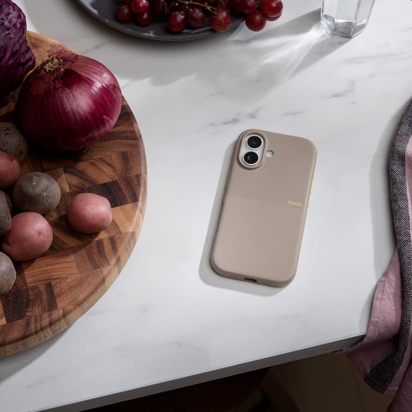 Apple Beats Rugged Case with MagSafe and Camera Control iPhone 17 Grå