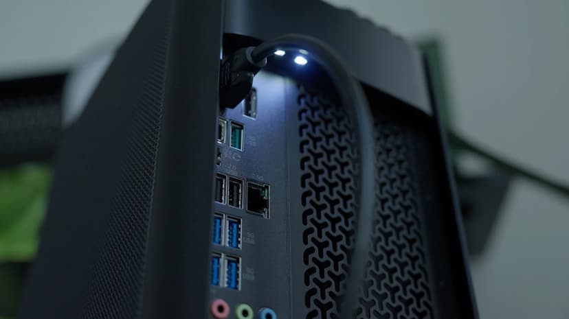 Corsair One A600 Metal Dark AMD Ryzen 7 64GB 4000GB RTX 5080