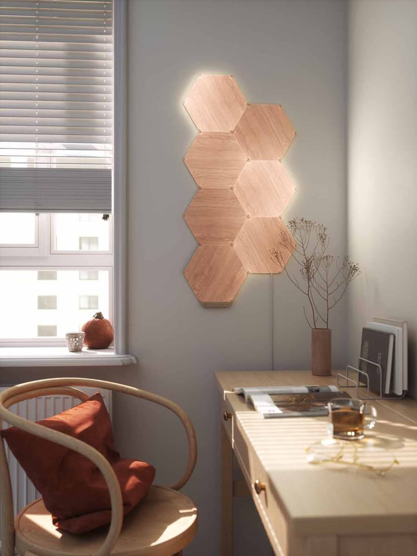 Nanoleaf Elements Wood Lock Hexagones -aloituspakkaus, jossa on 7 paneelia