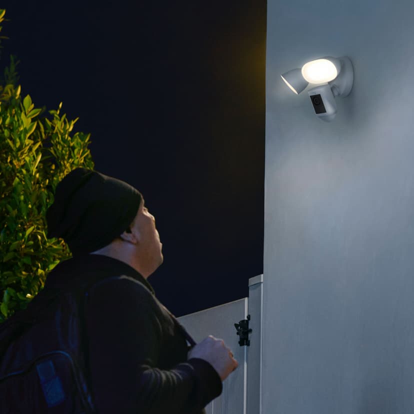 Ring Floodlight Cam Wired Pro - Svart