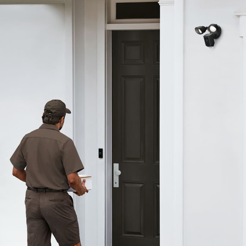 Ring Floodlight Cam Wired Plus - Svart