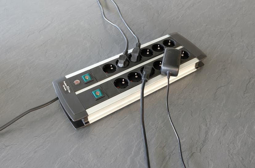Brennenstuhl 1391000912 stikdåse 3 m 12 AC stikkontakt(er) Indendørs Sort, Hvid