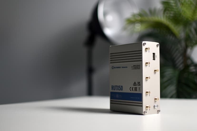 Teltonika RUTX50 router + Poynting OMNI-214 antenna