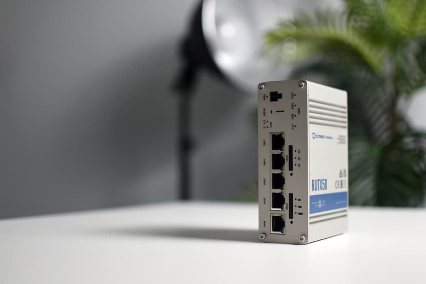Teltonika RUTX50 router + Poynting OMNI-214 antenna