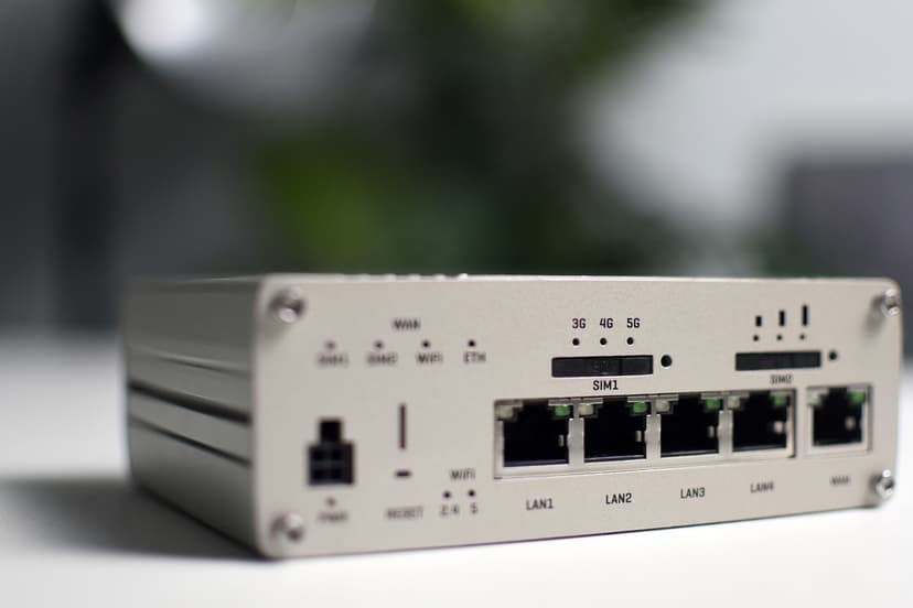 Teltonika RUTX50 router + Poynting OMNI-214 antenna
