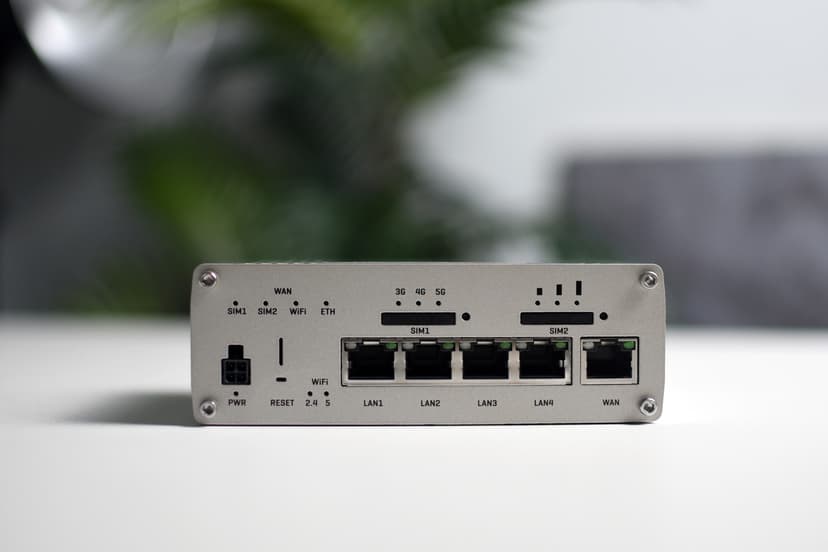 Teltonika RUTX50 router + Poynting OMNI-214 antenna