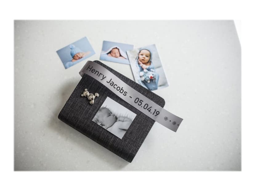 Brother Tape Stoff 24mm TZe-R951 Svart/Lyse Gray Satin
