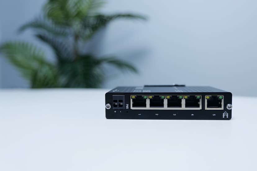 Teltonika TSW010 5-port Industrial DIN rail switch
