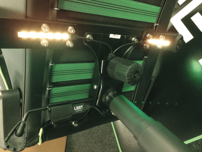 L33T E-Sport Gaming Stol - Röd + Lightpack + Röda Hjul