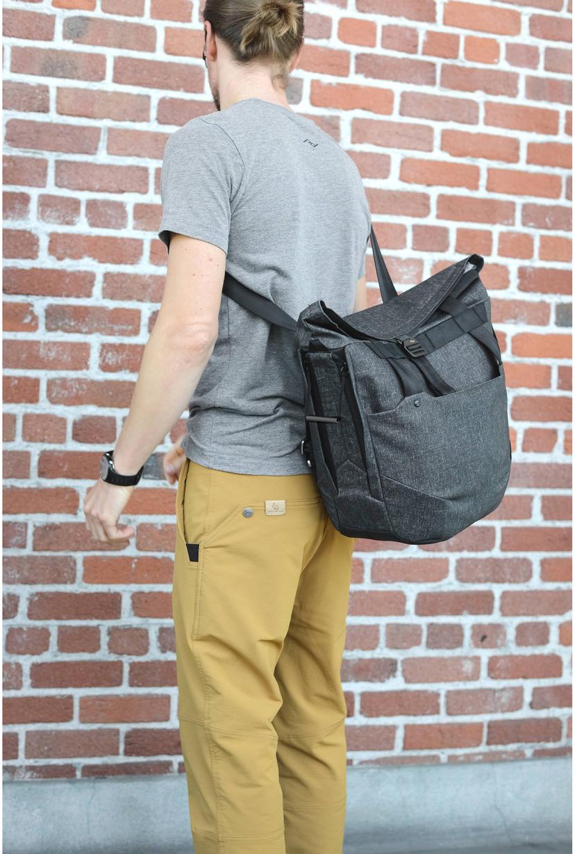 Peak Design Everyday Tote 20L Charcoal BT 20 BL 1 Dustin.no