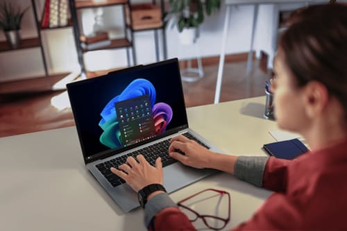 Télétravailleurs utilisant un PC Lenovo ThinkPad X9 14 pouces Copilot+ dans leur bureau à domicile.