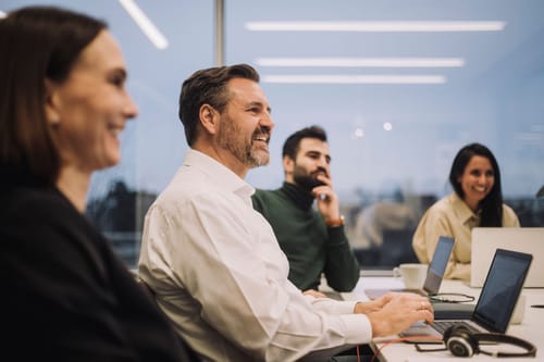 Twee collega’s werken samen met een Surface Pro en een Surface Laptop in een helder kantoor.