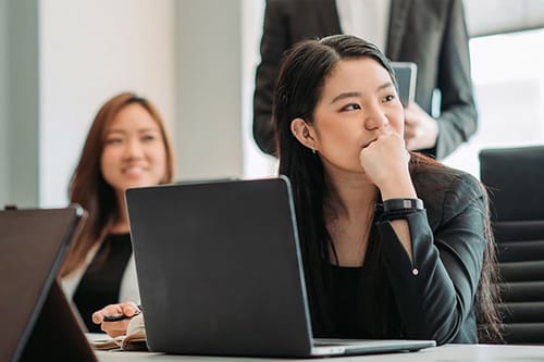 Zakenprofessionals werken samen tijdens een kantoorvergadering en gebruiken een laptop met Intel Core Ultra.