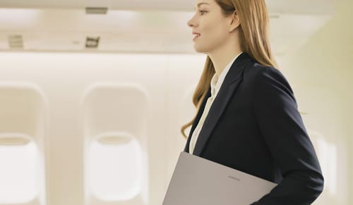 Telewerkers die een Lenovo ThinkPad X9 14-inch Copilot+ pc gebruiken in hun thuiskantoor.