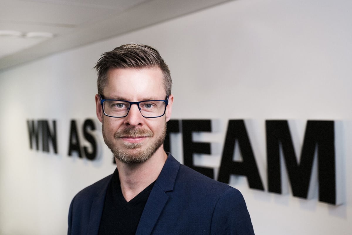 Fredrik Berg med Win as a team-slagordet bak seg.