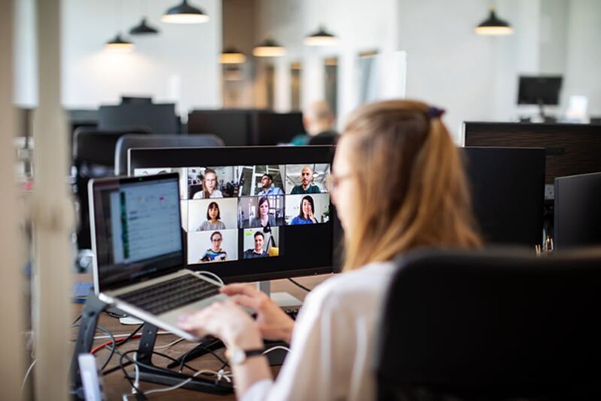 Vrouw neemt deel aan een digitale vergadering op haar laptop