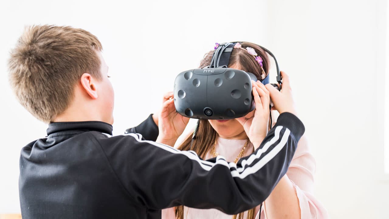 Elever i Björknässkolan testar VR-tekniken