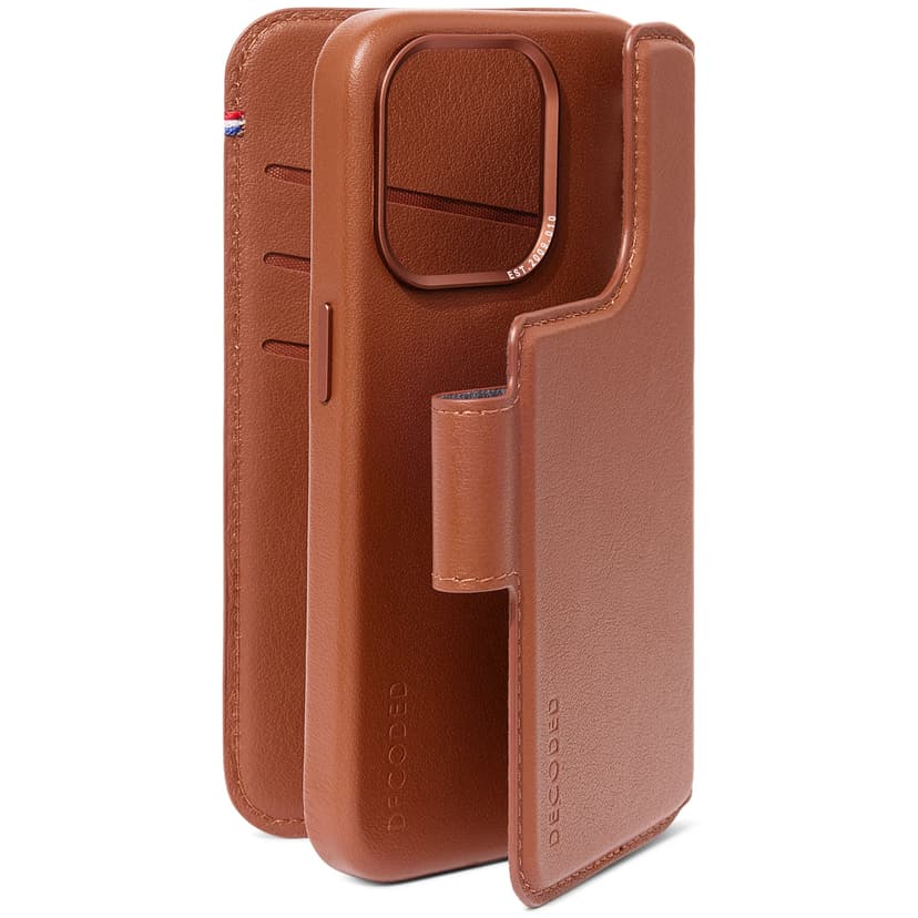 Decoded Leather Detachable Wallet iPhone 15 Pro Ruskea