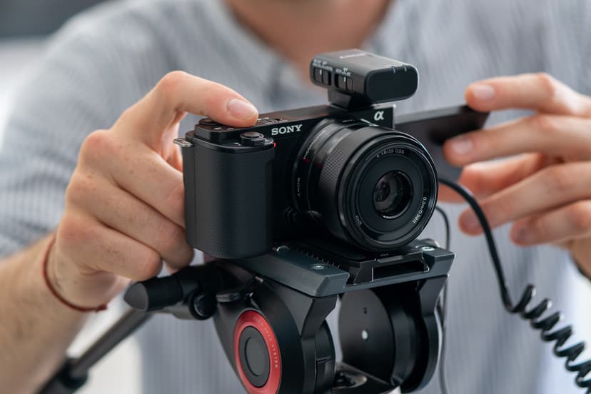 Sony ZV-E10L-vlogikamera + 16–50 mm:n objektiivi