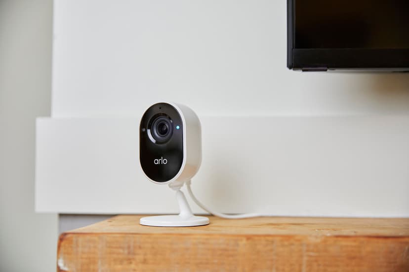 Arlo Essential Indoor Camera Black (VMC2040B100EUS) Dustinhome.se