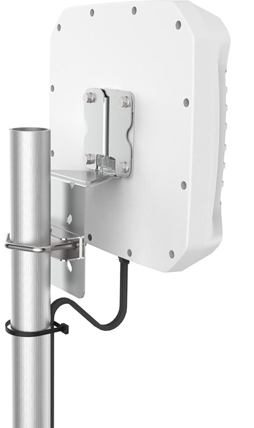 Zyxel Pakke med Zyxel Nebula NR5101-ruter og Poynting XPOL-2-5G-antenne