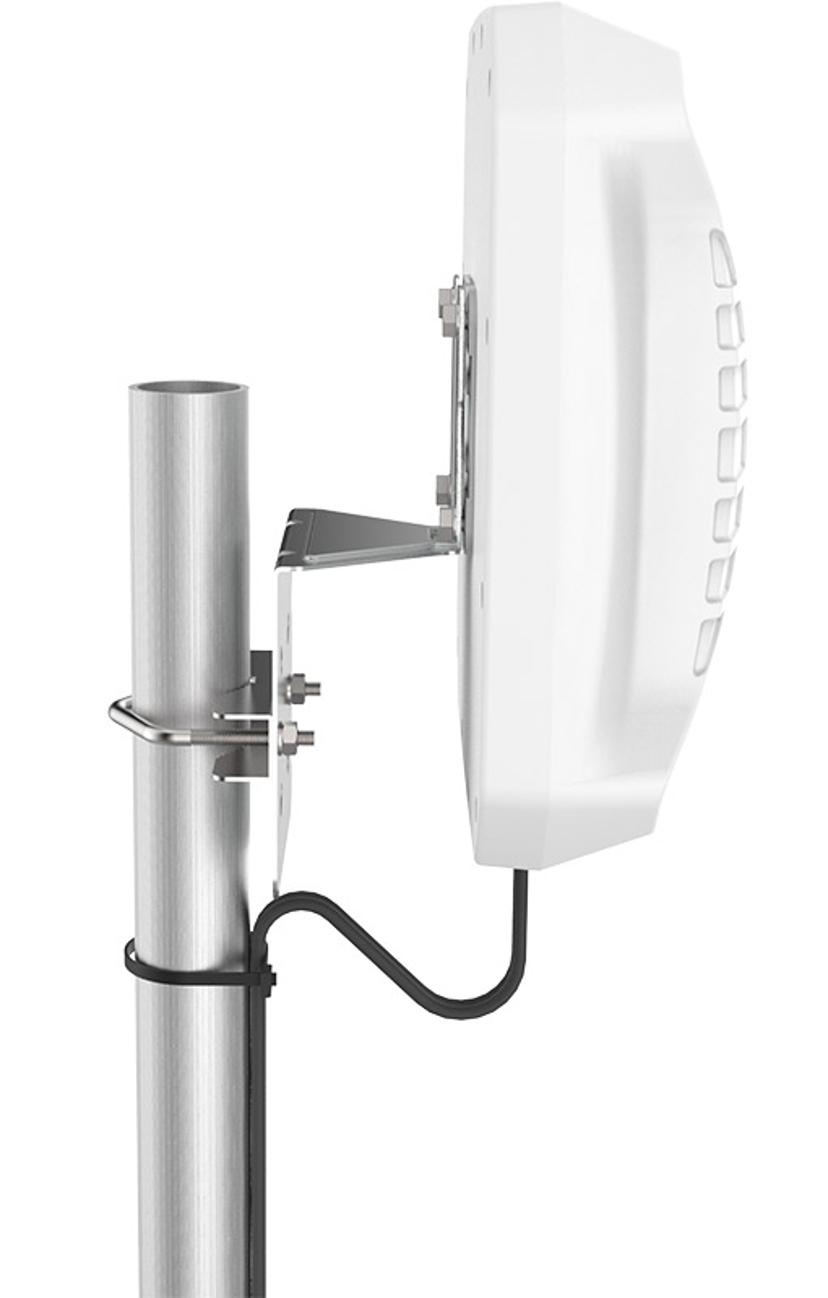 Zyxel Pakke med Zyxel NR5101 5G-router og Poynting XPOL-2-5G-antenne